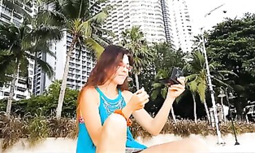 Upskirt NO LINGERIE n CULO BUTT-PLUG Injection on OUTDOORS Miami Fashion Beach