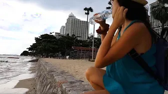 Upskirt NO LINGERIE n CULO BUTT-PLUG Injection on OUTDOORS Miami Fashion Beach