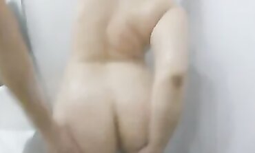Bañando Una Prostituta Venezolana me Vendió Su Cuerpo Por Culpa De La