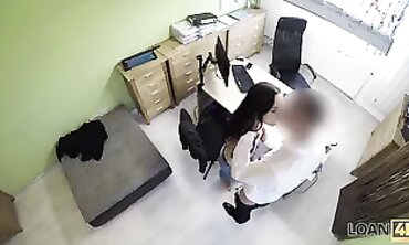 LOAN4K. Une pauvre fille veut diriger son-in-law propre parlor de
