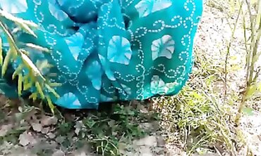 देहाती भौजी को गेहूँ के खेत मे रगड़ के चोदा