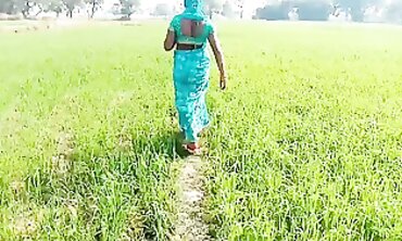 देहाती भौजी को गेहूँ के खेत मे रगड़ के चोदा