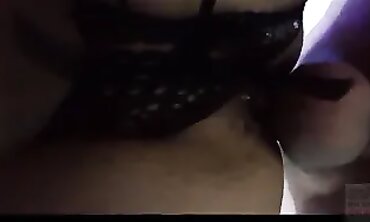 Estrellándole los huevos a Pam para venirme sobre de su lencería negra
