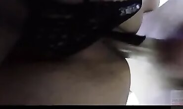 Estrellándole los huevos a Pam para venirme sobre de su lencería negra