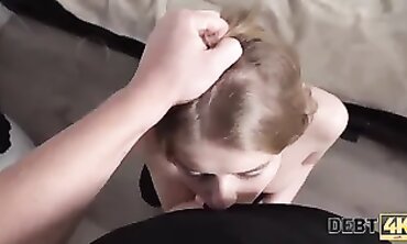 DEBT4k. Dulce le da boca y coño a hombre que paga sus