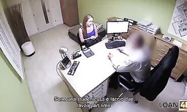 LOAN4K. Lagente di prestito sbatte la studentessa perché il suo