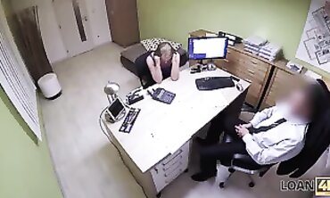 LOAN4K. Lagente di prestito sbatte la studentessa perché il suo