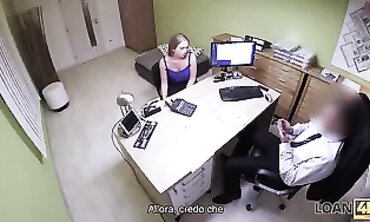 LOAN4K. Lagente di prestito sbatte la studentessa perché il suo