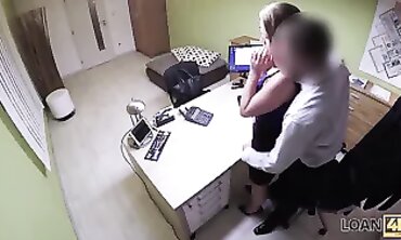 LOAN4K. Lagente di prestito sbatte la studentessa perché il suo