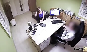 LOAN4K. Lagente di prestito sbatte la studentessa perché il suo