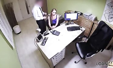 LOAN4K. Lagente di prestito sbatte la studentessa perché il suo