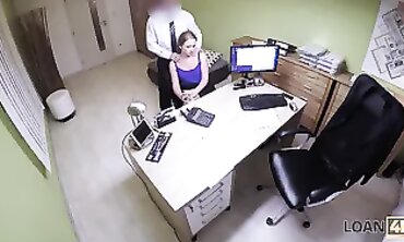 LOAN4K. Lagente di prestito sbatte la studentessa perché il suo