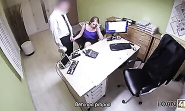 LOAN4K. Lagente di prestito sbatte la studentessa perché il suo