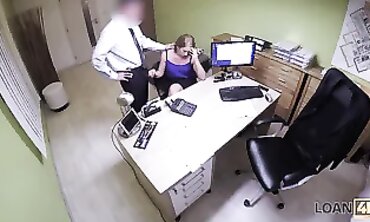 LOAN4K. Lagente di prestito sbatte la studentessa perché il suo