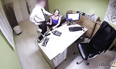 LOAN4K. Lagente di prestito sbatte la studentessa perché il suo