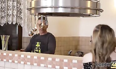 DADDY4K. Uomo esperto ancora inwards grado di scopare ragazze giovani