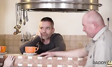 DADDY4K. Uomo esperto ancora inwards grado di scopare ragazze giovani