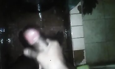 Masturbandome en el baño mientras me baño