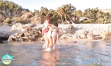 Frau und Freundin die LesbenspaSS am Strand haben