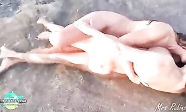 Frau und Freundin die LesbenspaSS am Strand haben