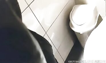 Se la cojen en el baño del centro comercial