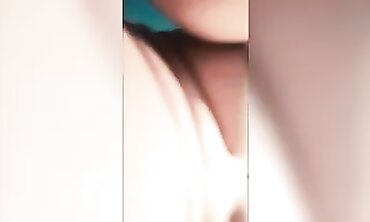 Me encanta masturbarme mientras espero a mi marido