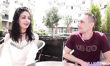 Hot Wife Melissa Craves Hardcore Anal Sex Before Marriage" (French to English translation)