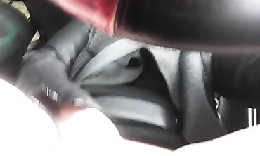 cougar Mastrubates inwards Vehicle Drivingjizzes when she witness Cop