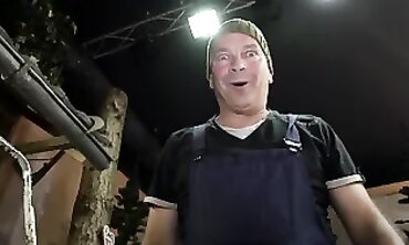 nineteen Yo Lullu Gun into der Scheune abgeritten
