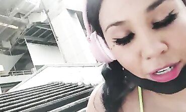 Kittydiamond Fue Retada a Masturbarse En un Lugar Publico Mientras Patina En