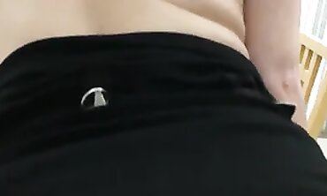 Diese geile Mutter leckt meinen Arsch und Schwanz