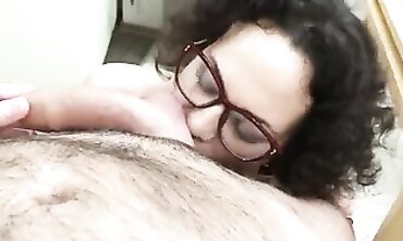 Diese geile Mutter leckt meinen Arsch und Schwanz