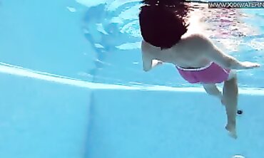 Bae underwater Sweetheart Gal Dee swims naked