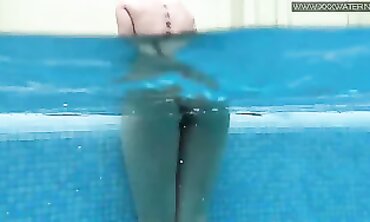 Bae underwater Sweetheart Gal Dee swims naked