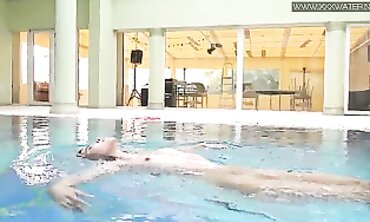 Bae underwater Sweetheart Gal Dee swims naked