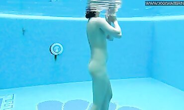 Bae underwater Sweetheart Gal Dee swims naked