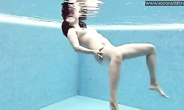 Bae underwater Sweetheart Gal Dee swims naked