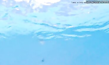 Bae underwater Sweetheart Gal Dee swims naked
