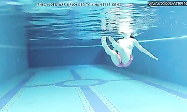 Bae underwater Sweetheart Gal Dee swims naked