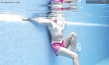 Bae underwater Sweetheart Gal Dee swims naked
