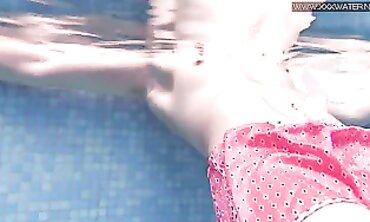 Bae underwater Sweetheart Gal Dee swims naked