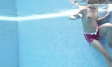 Bae underwater Sweetheart Gal Dee swims naked
