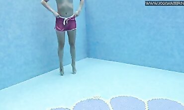 Bae underwater Sweetheart Gal Dee swims naked