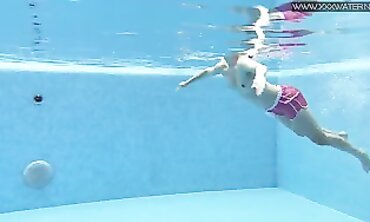 Bae underwater Sweetheart Gal Dee swims naked
