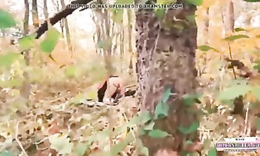 Fremder erwischt und fickt mich im Wald