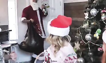 Christmas Surprise! Step-Stepsister's Super-fucking-hot Bounty to Her Step-mom & Father in Threeway