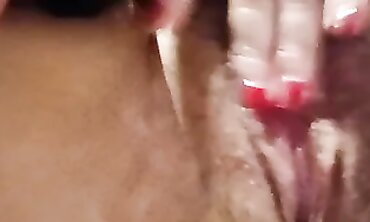 巨乳熟女自慰，水多，够骚，特别会玩的熟女