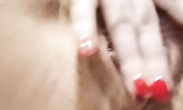 巨乳熟女自慰，水多，够骚，特别会玩的熟女