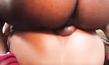 Angelica COUGAR aux gros seins aime les grosses stings noires.