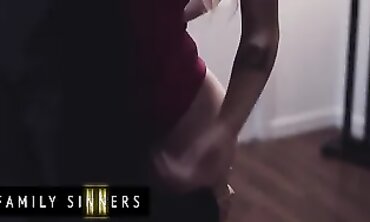 Family Sinners - Blond Lily Larimar Is On To Her
